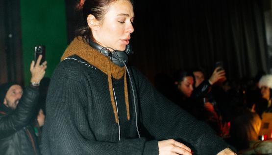 NINA KRAVIZ